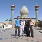 Met Hamid en Fatima bij de Chah Cheragh moskee