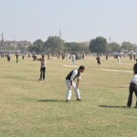 In de ochtend is het park in Lahore vol met cricket spelende mensen