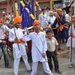 Tocht door de stad ter ere van de geboorte van een of andere Sikh guru