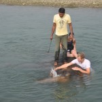 Ollie, onze huisolifant in Sapana lodge Chitwan, even wassen