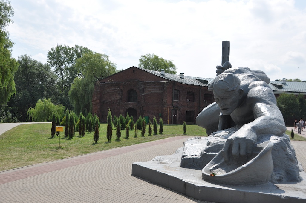 Beeld van een uitgedroogde soldaat. Brest fort, Belarus.